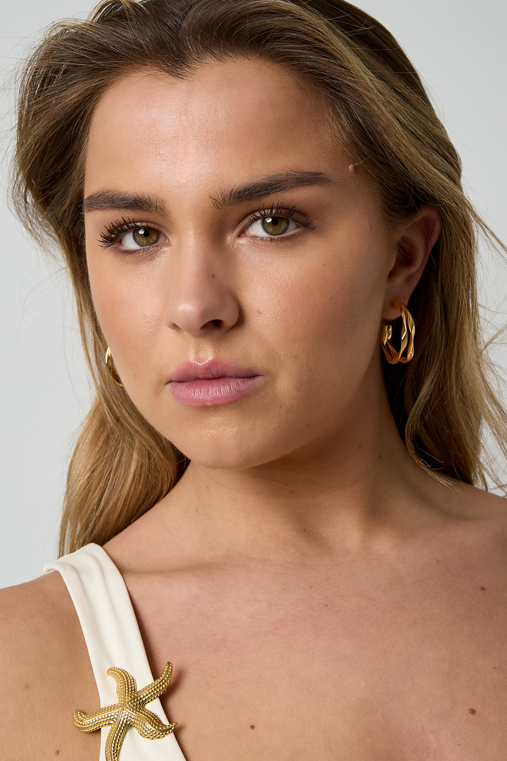 Organische dubbele oorringen - goud - gedragen in het oor van een model vooraanzicht