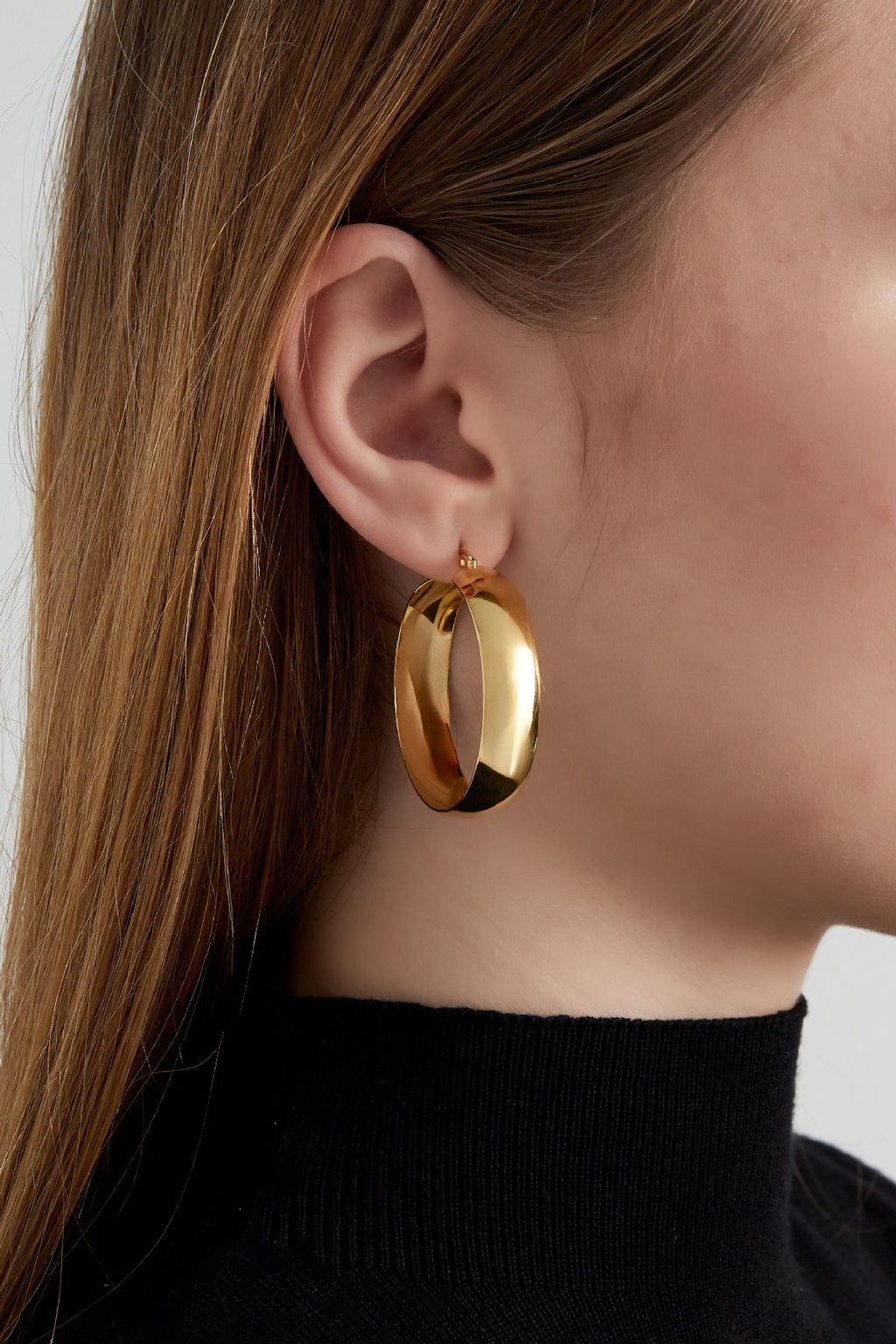 Oorbellen van roestvrij staal – Chic - goud - gedragen in het oor van een model