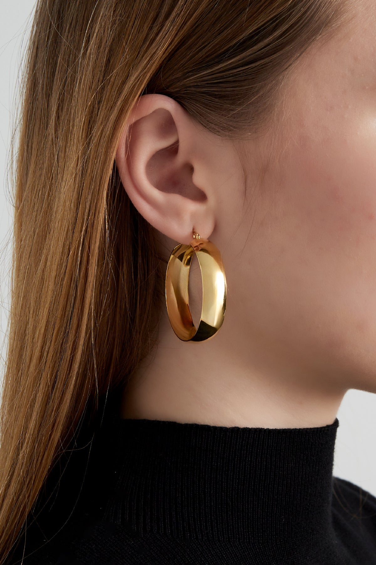 Oorbellen van roestvrij staal – Chic - goud - gedragen in het oor van een model