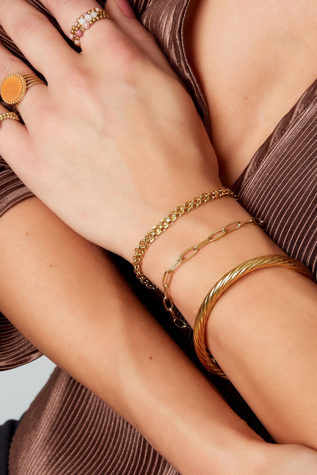 Basic armband van roestvrij staal – Schakelmodel - gedragen om de arm van een model ingezoomd