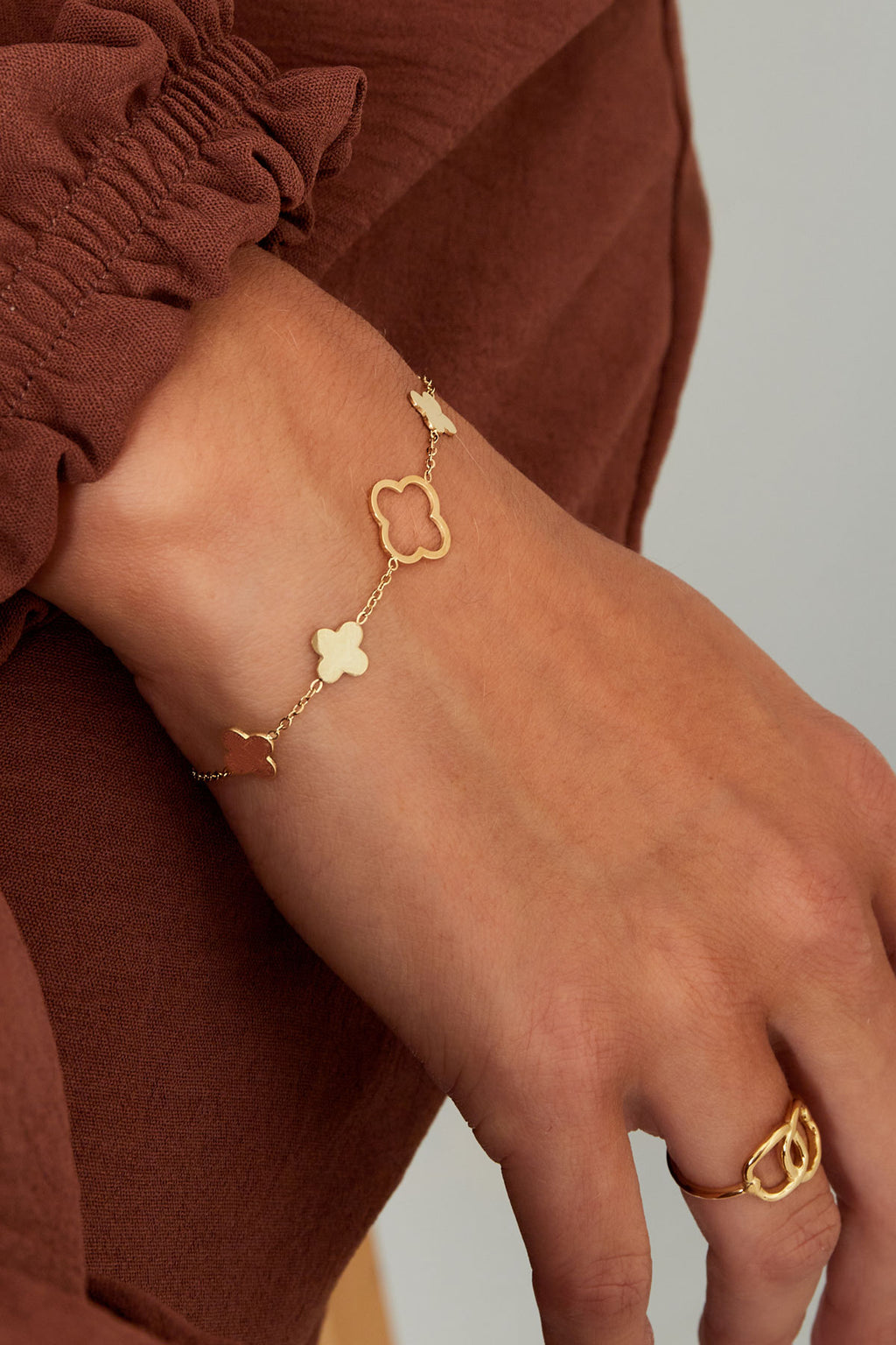 Armband met klavertjes - gedragen om de arm van een model