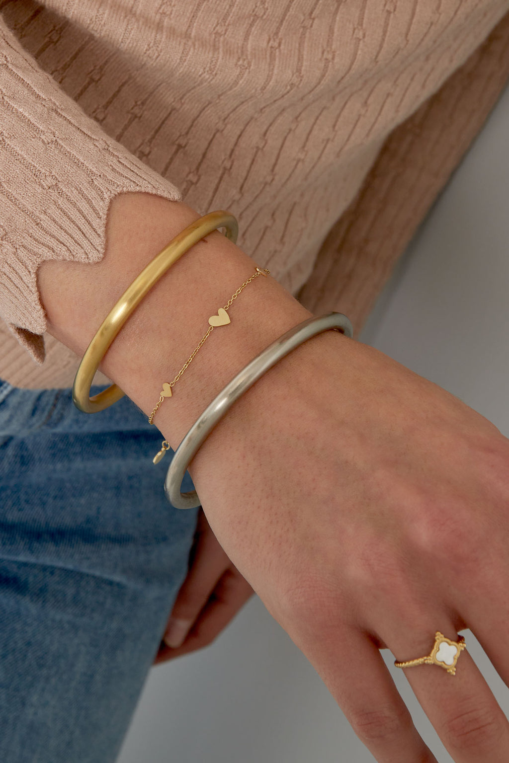 Klassieke armband met hartjes - roestvrij staal - gedragen om de arm van een model