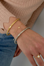 Klassieke armband met hartjes - roestvrij staal - gedragen om de arm van een model