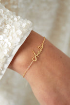 amsterdam armband - goud - gedragen om de arm van een model