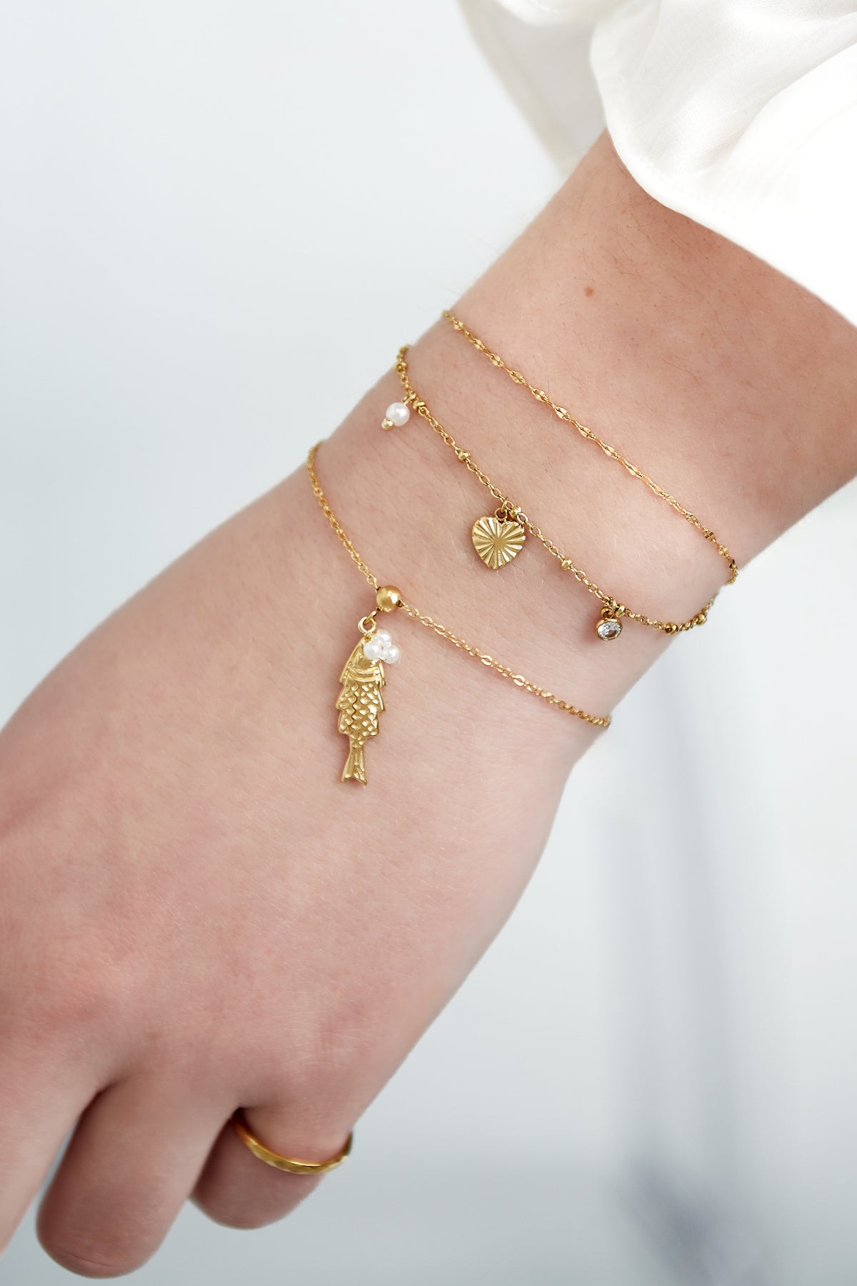 love love love armband - gedragen om de arm van een model