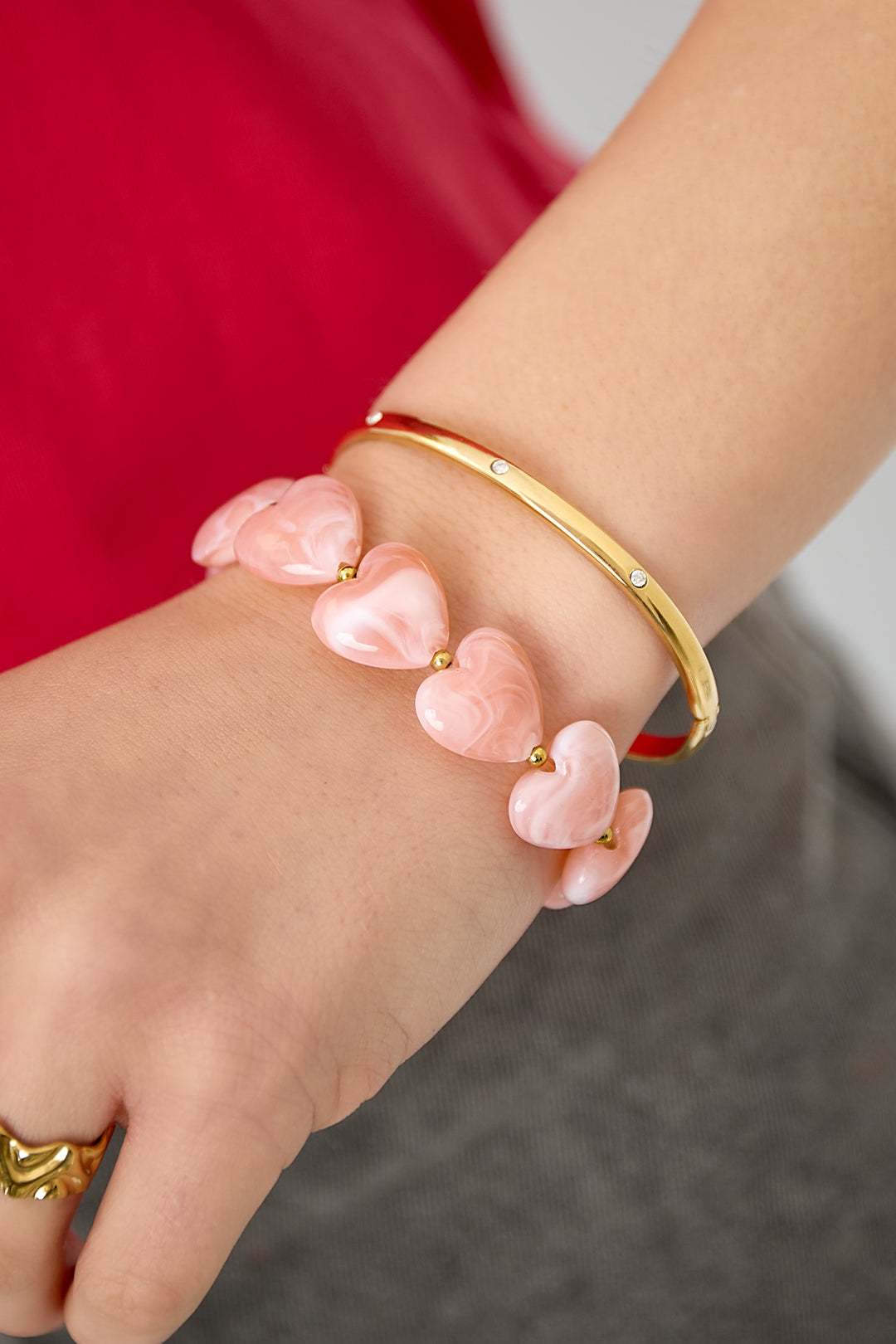Armband met subtiele steentjes - gedragen om de arm van een model