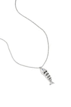 Ketting met bewegend visbedeltje - zilver