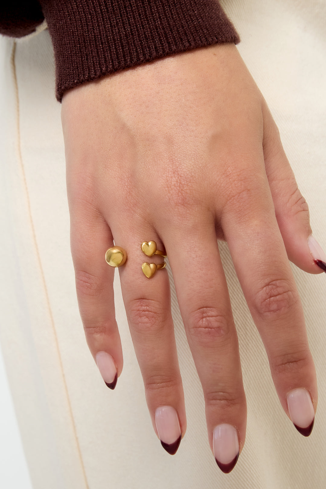 Roestvrijstalen minimalistische ringen Hart - goud - gedragen om de vinger van een model