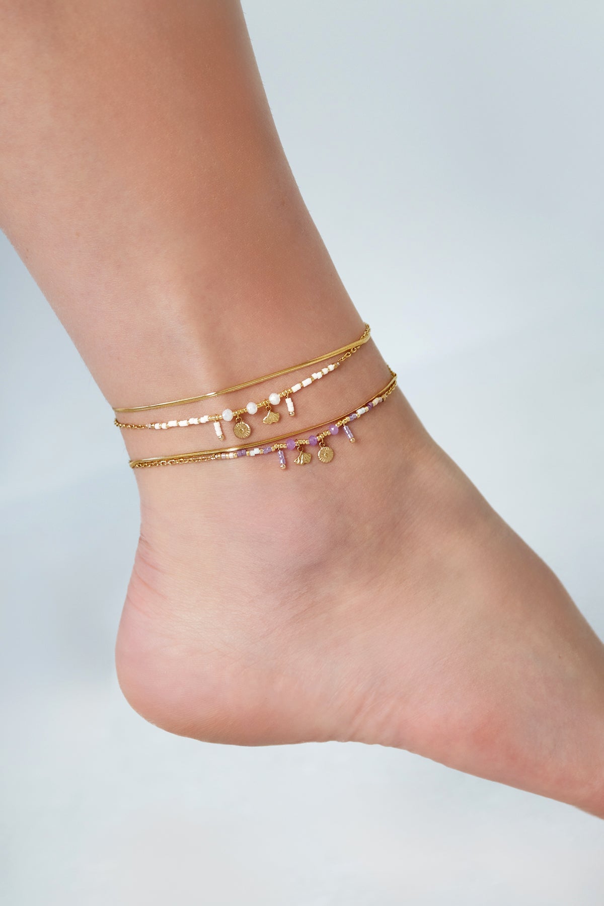 Classy Vibe enkelband gedragen om de enkel van een model