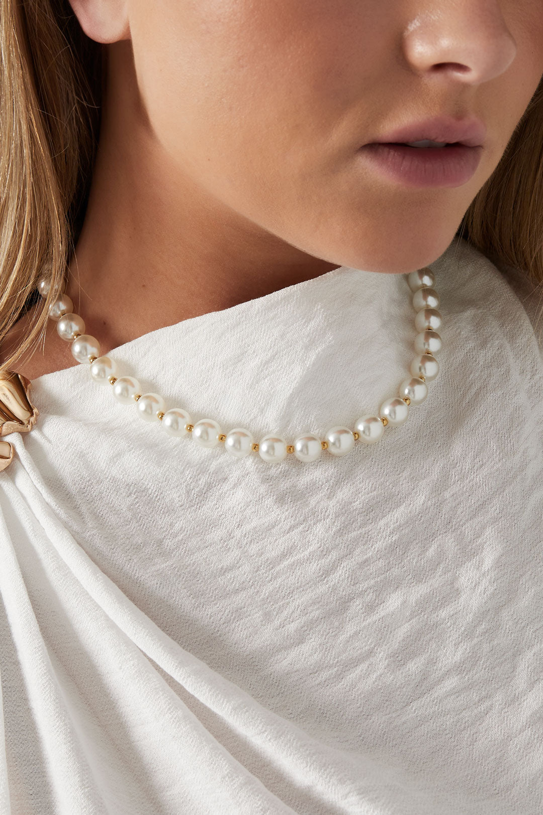 Vintage vibe ketting - wit - gedragen om de hals van een model