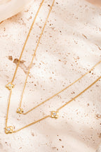 flowery ketting - goud - neergelegd op een stenen oppervlak