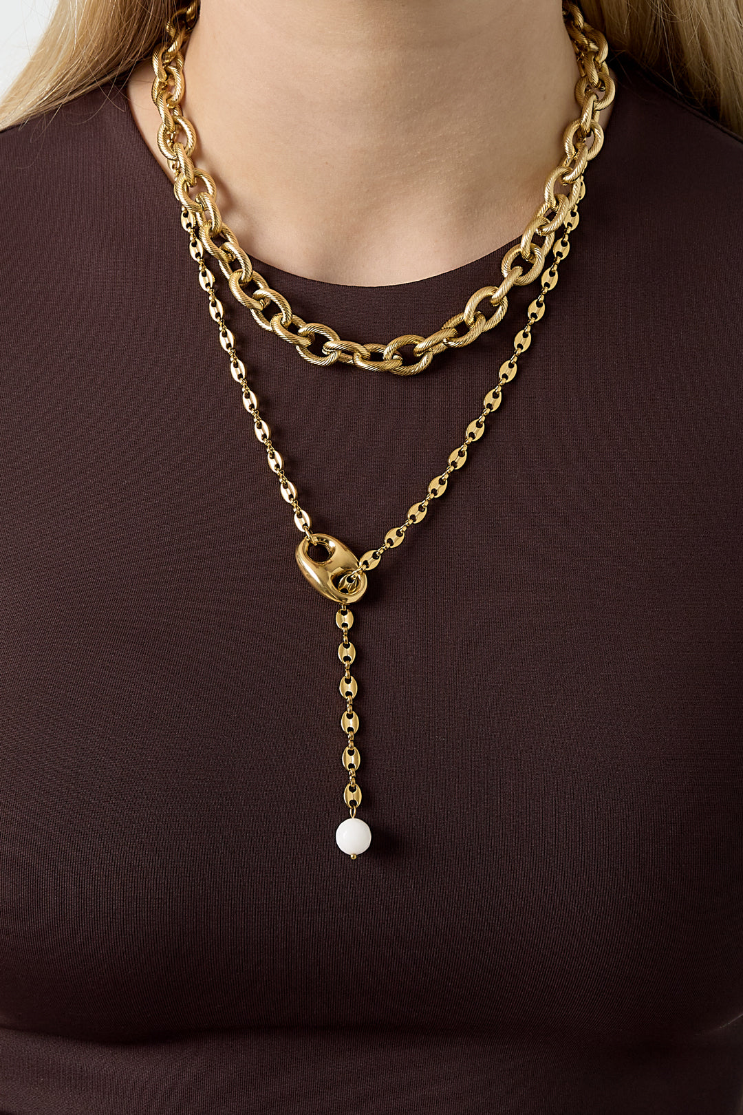 Ketting van roestvrij staal – Schakelketting – goud - gedragen om de hals van een model