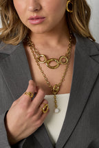 Ketting met hangende kraal - gedragen om de hals van een model