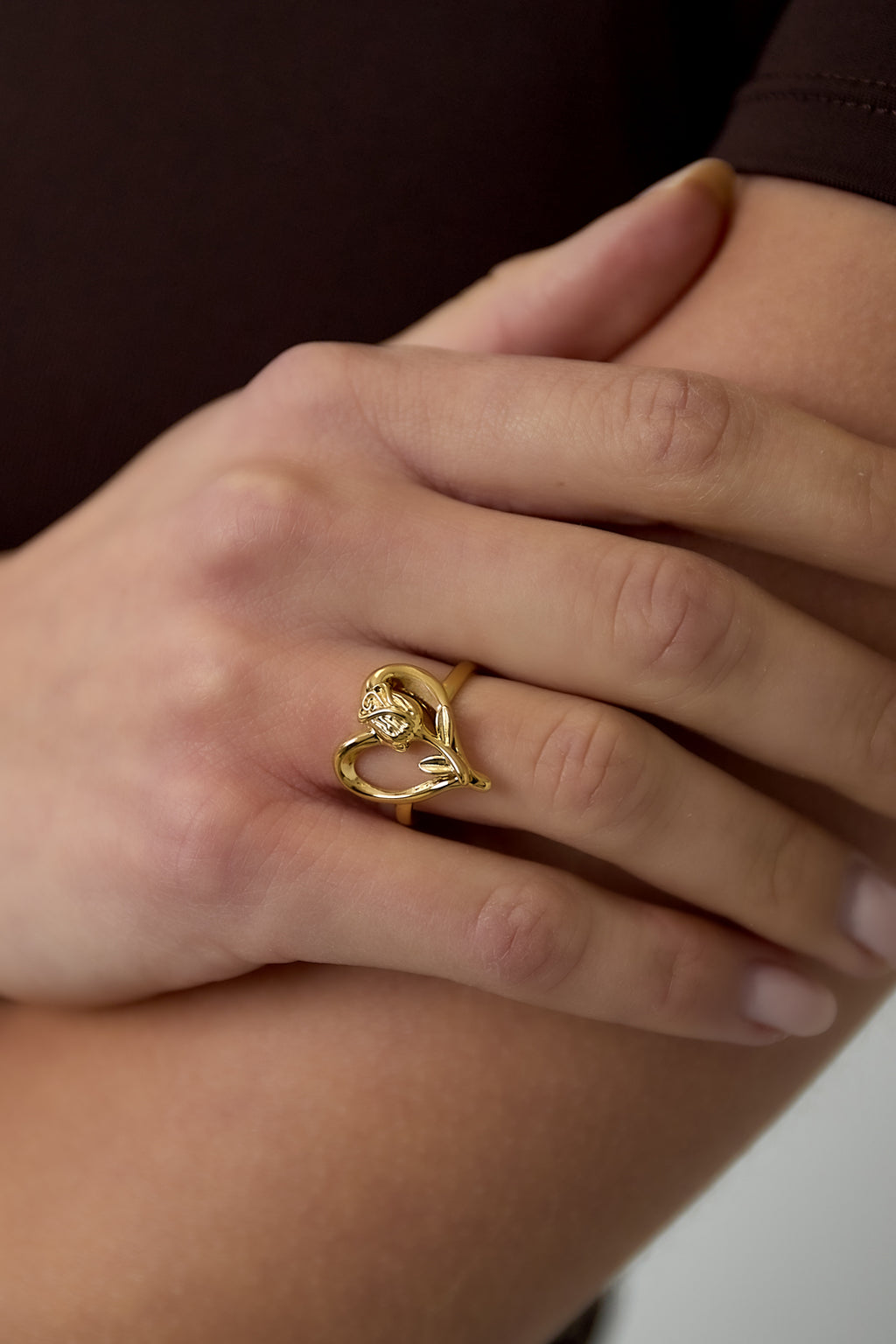 Ring met roos op hart - goud - gedragen