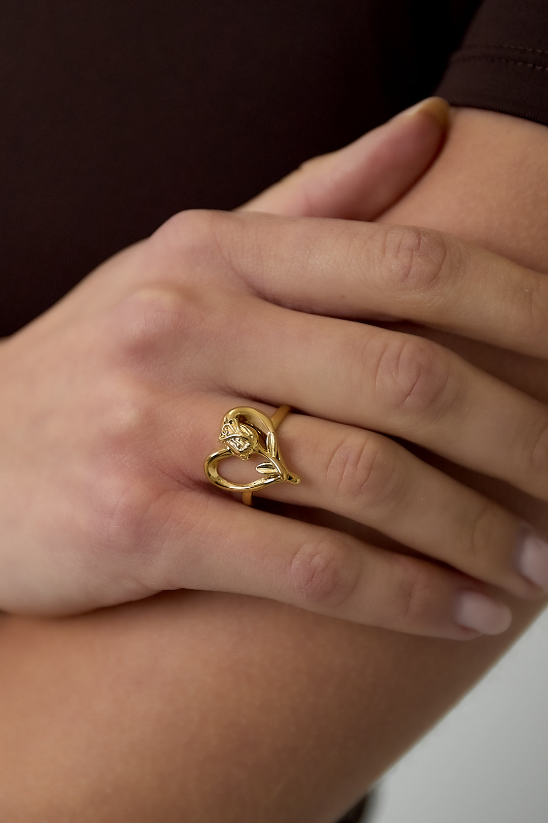 Ring met roos op hart - goud - gedragen