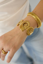 Manchet statement armband met spiraalschelpen