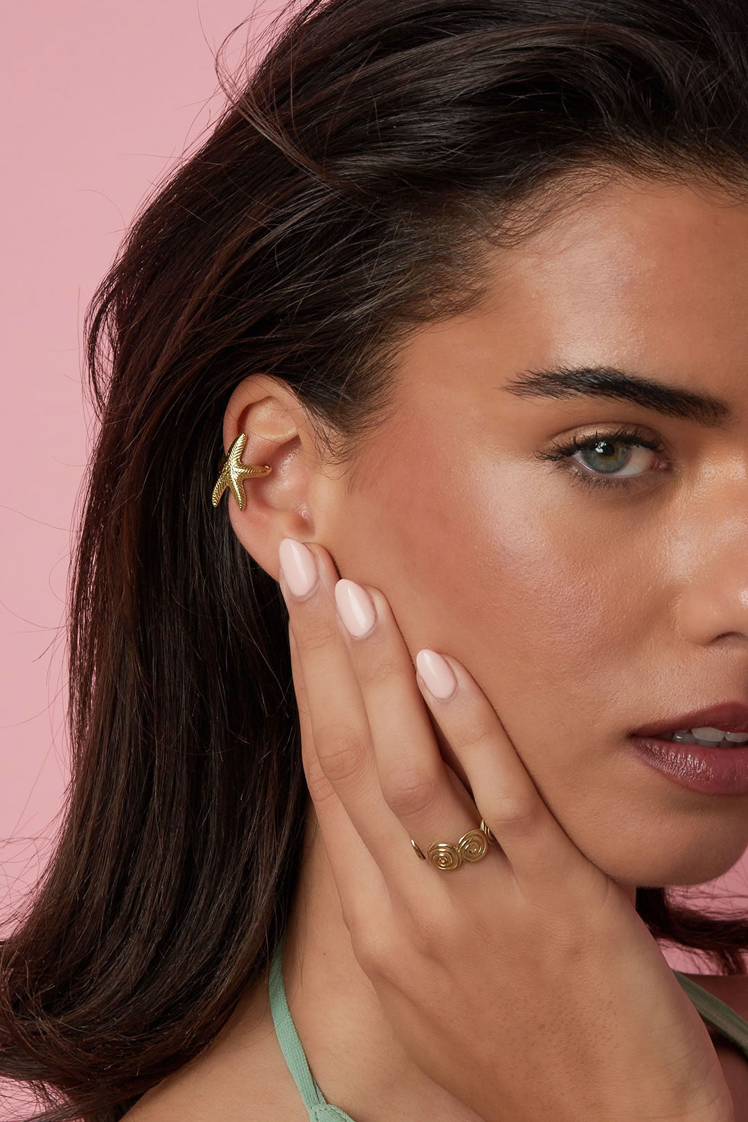 Ear cuff in zeestervorm - gedragen in het oor van een model