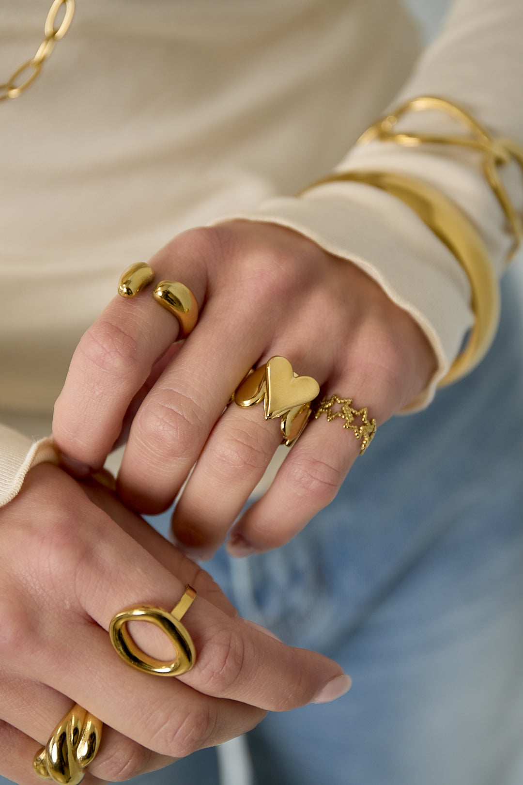 Statementring met druppeldetails en hart - goud - gedragen