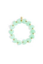 Elastische armband met hartkralen - licht groen