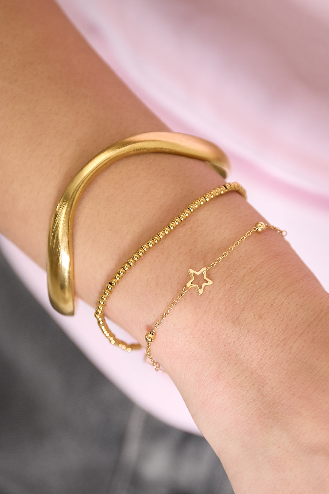 Armband met organische vorm - goud - gedragen om de arm van een model