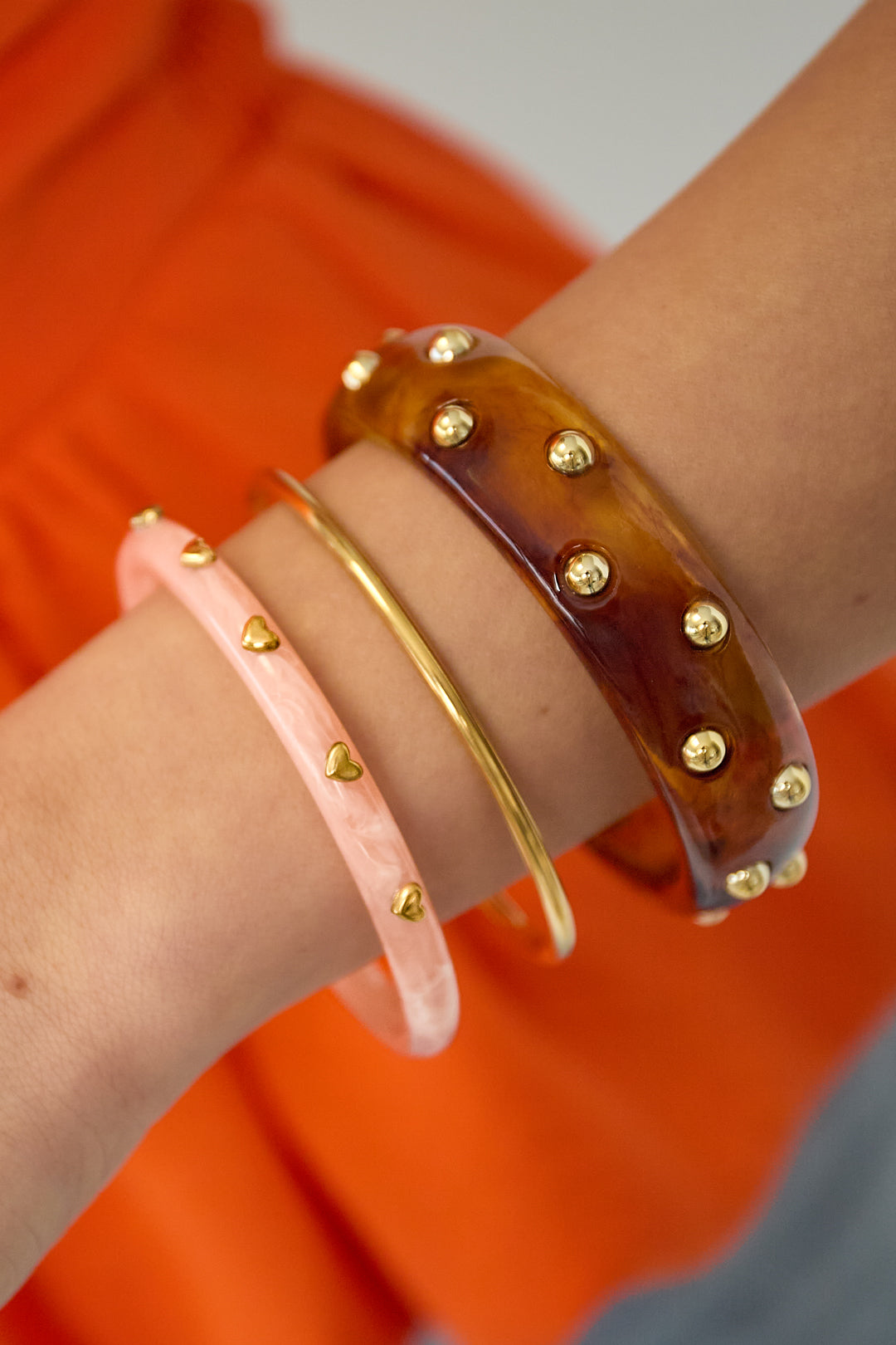 Armbanden set met hartdetail - gedragen om de arm van een model