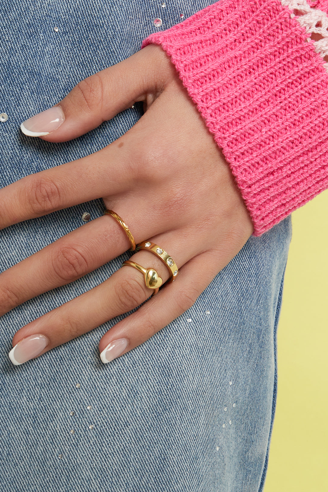 Ringen van roestvrij staal – Minimalistisch met hartje – Eenvoudig en dagelijks draagbaar - gedragen om de vinger van een model