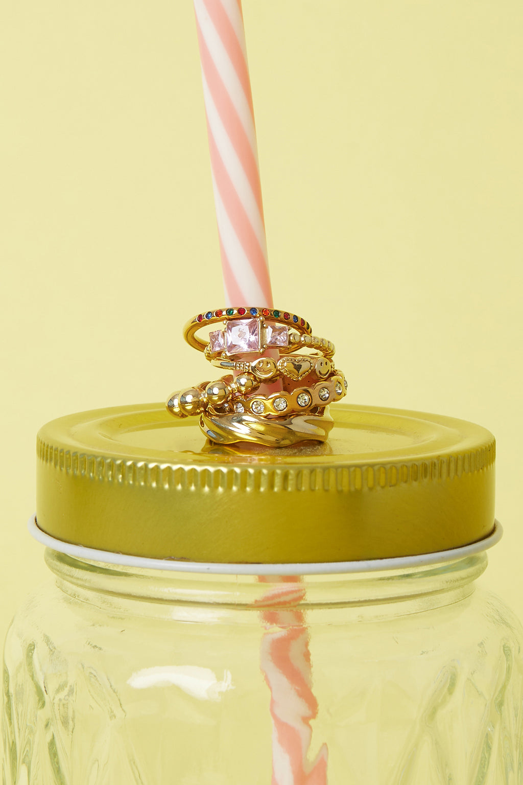 Ring met vierkante steentjes - gestapelde ringen om een rietje