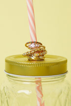 Ring met vierkante steentjes - gestapelde ringen om een rietje