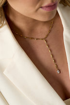 Ketting met hangende strasssteen - goud - gedragen om de hals van een model ingezoomd
