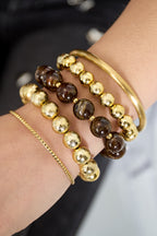 Armbanden set van 3 met kralen - bruin - gedragen om de arm van een model