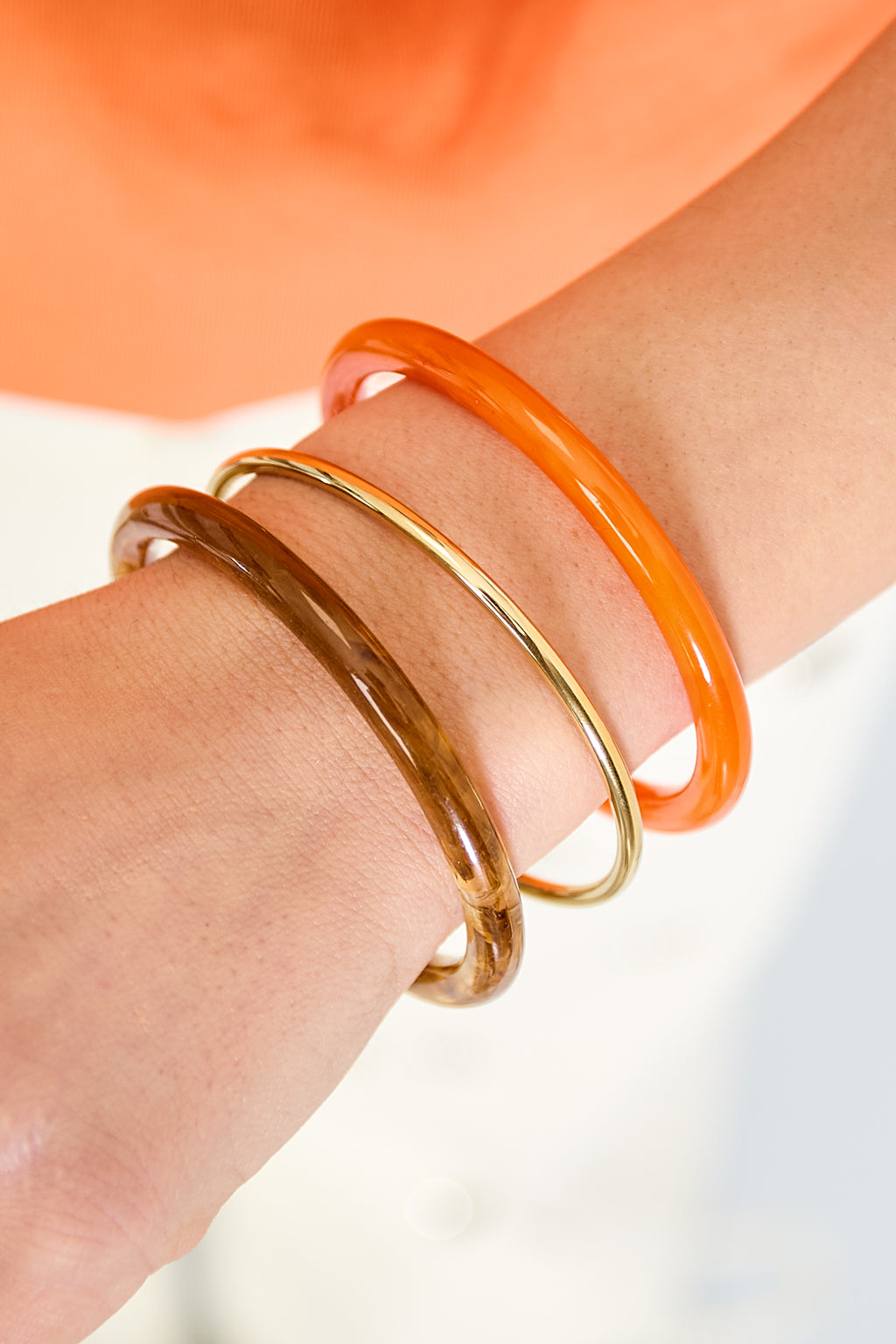 Set van 3 basic armbanden - oranje - gedragen om de arm van een model
