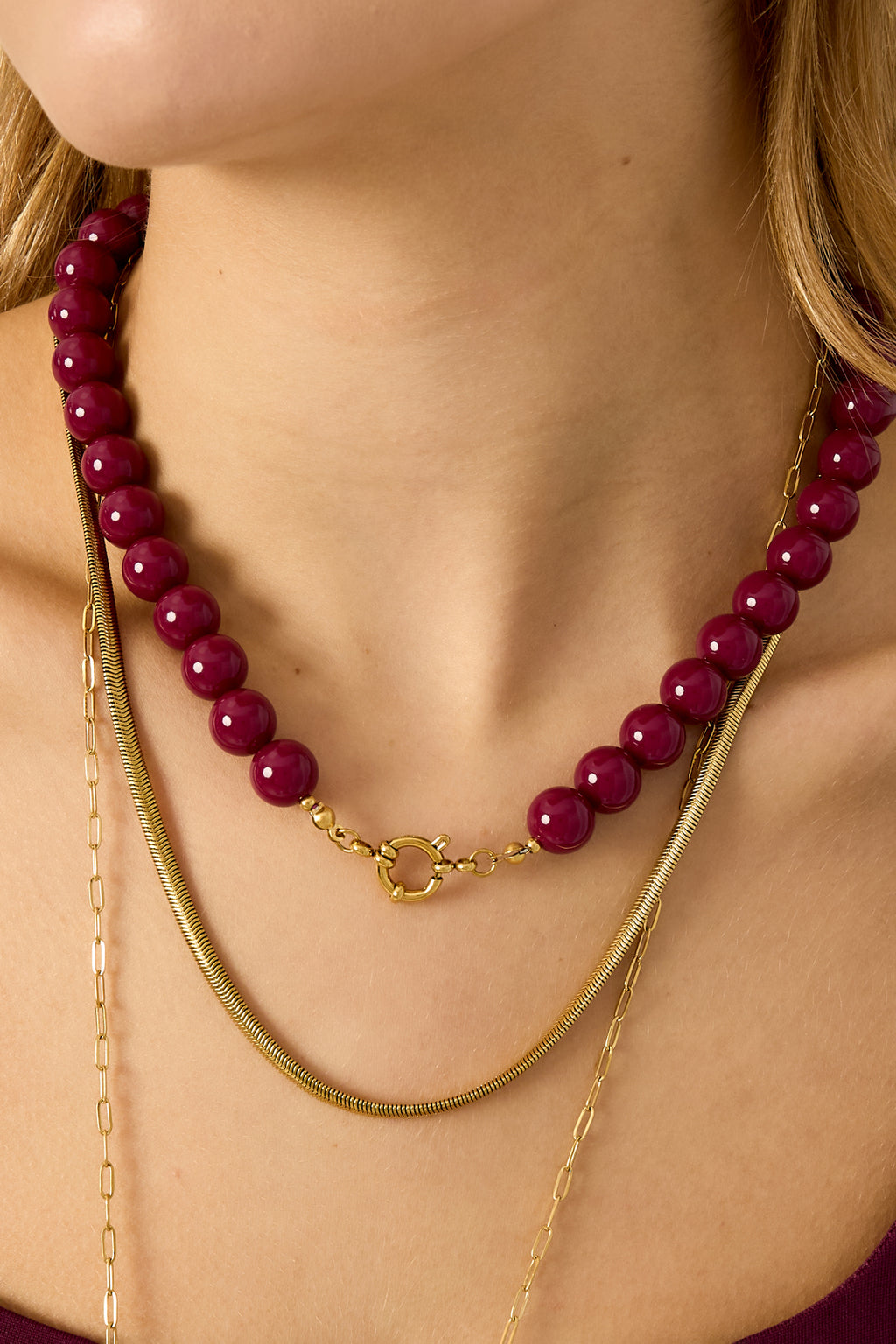 Kralenketting met sluiting aan de voorkant – 12 mm - wijn rood- gedragen om de hals van een model ingezoomd