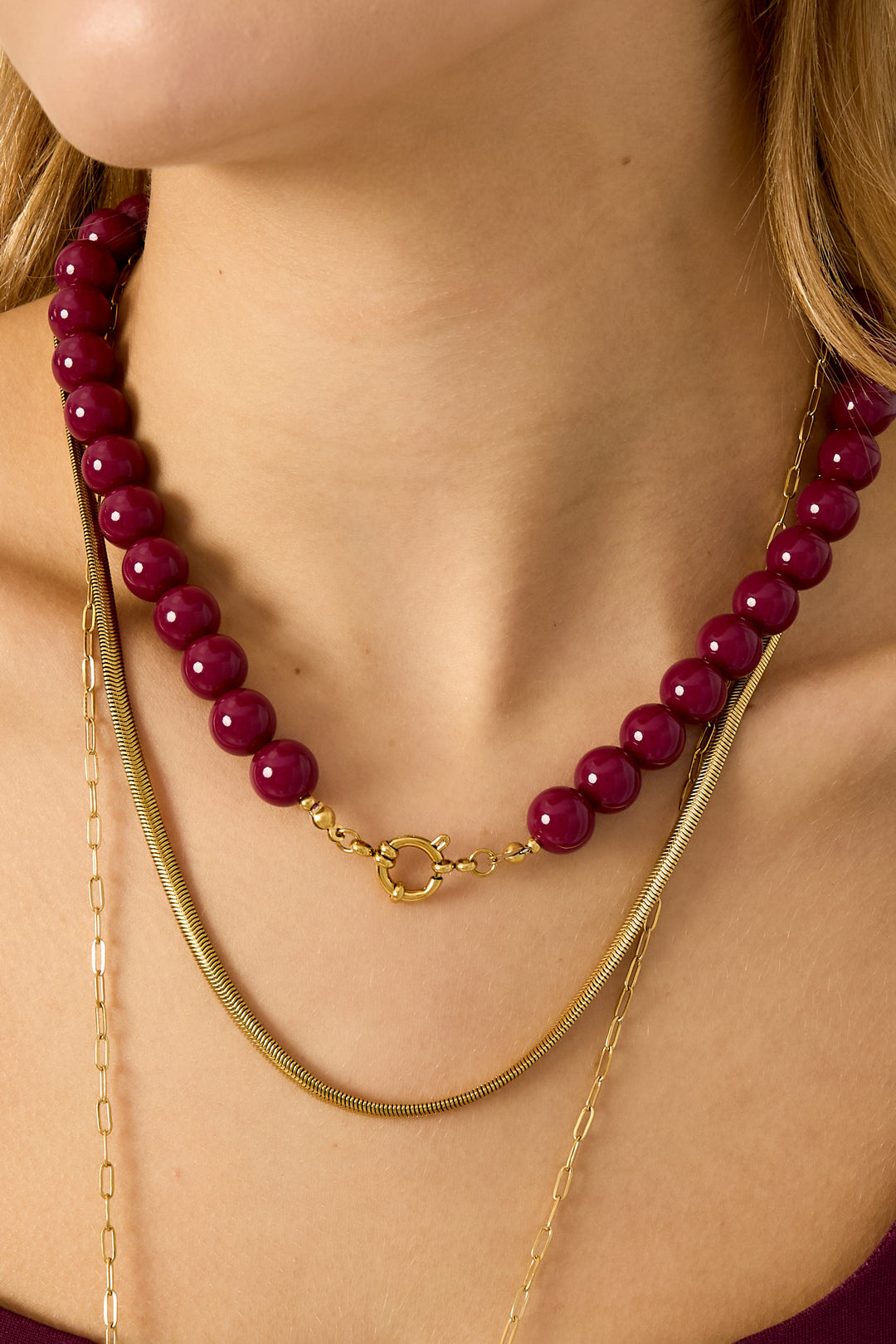 Kralenketting met sluiting aan de voorkant – 12 mm - wijn rood- gedragen om de hals van een model ingezoomd