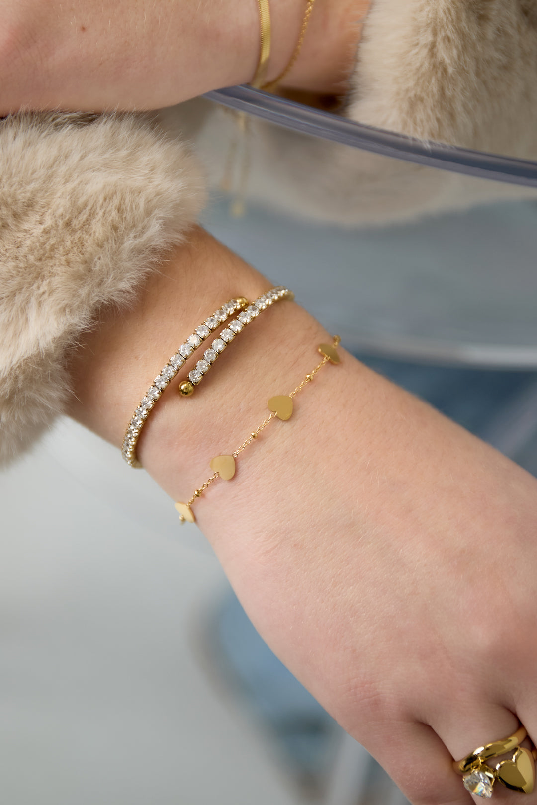 Roestvrijstalen kettingarmbanden met hart, gedragen om de arm van een model