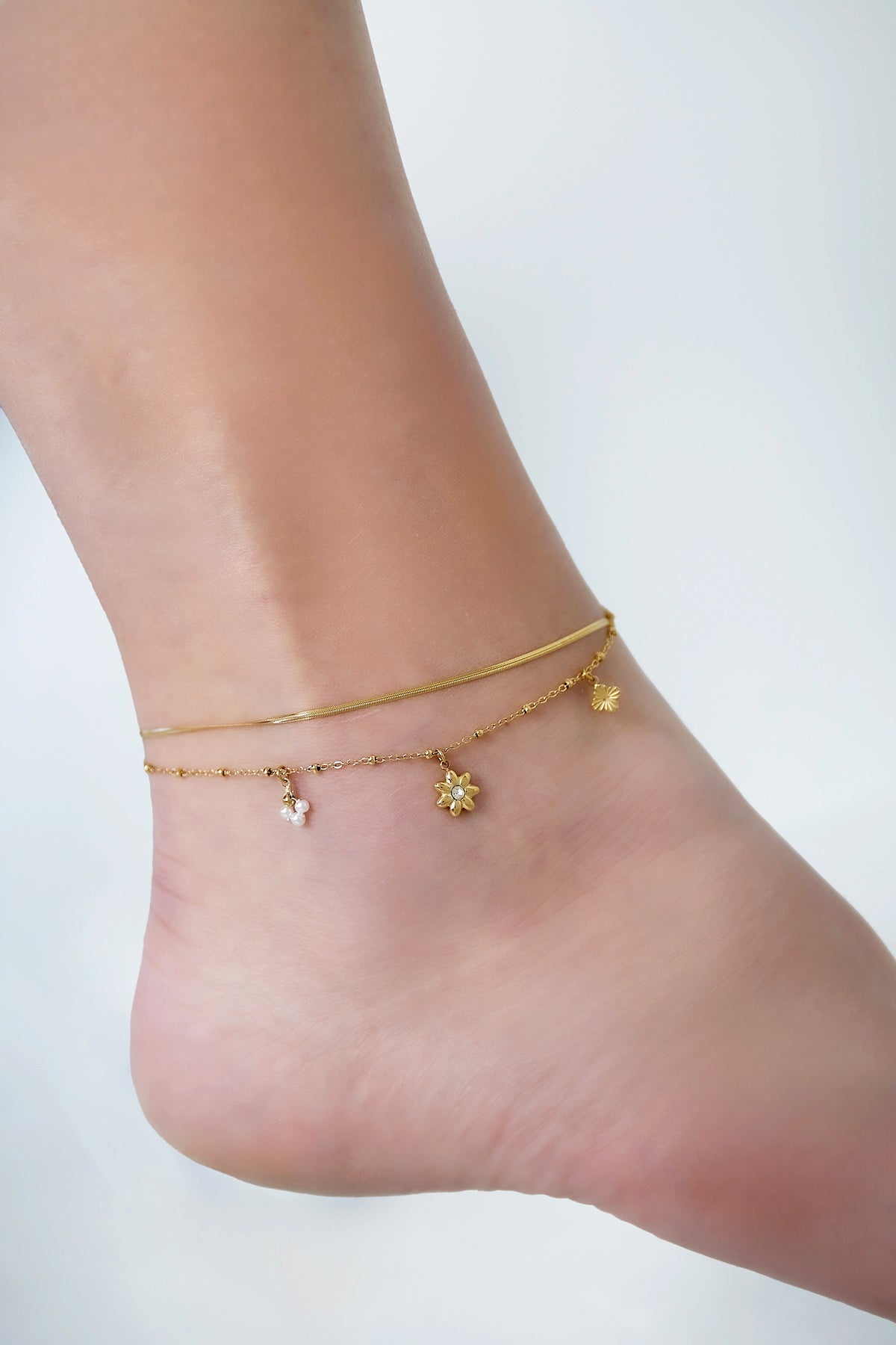 Ster enkelband - goud - gedragen om de enkel van een model