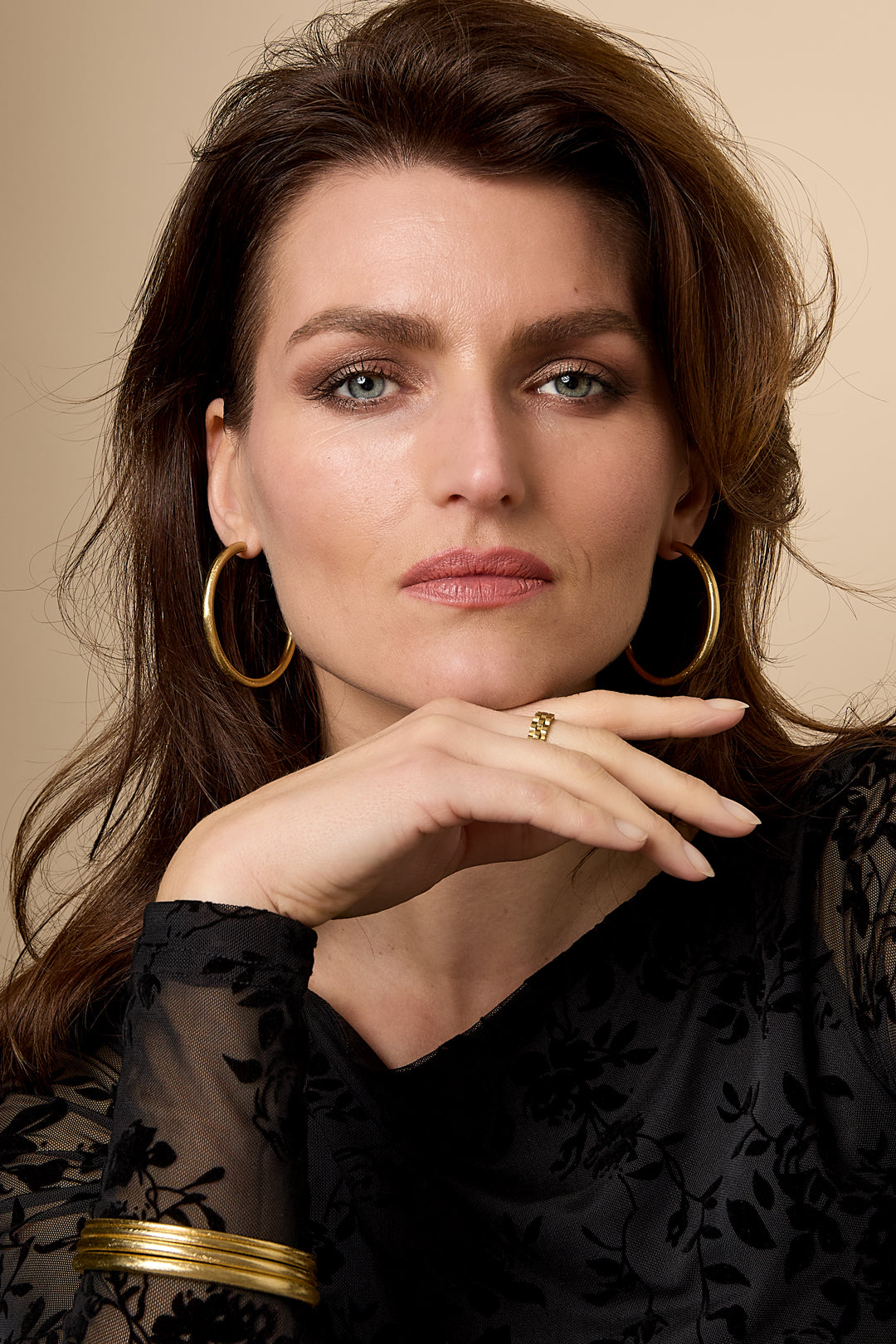 Eenvoudige ronde armbanden – Dagelijks draagbare serie - 3 mm - goud - gedragen om de arm van een model