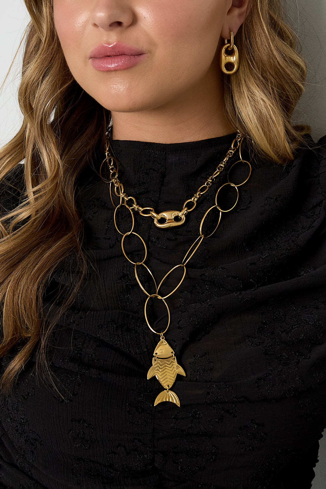 Ketting met knoopdetail - gedragen om de hals van een model