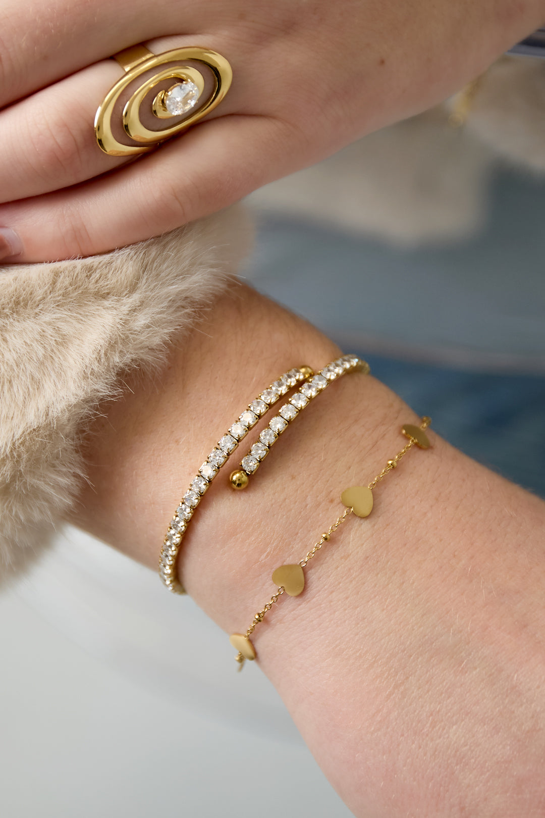 Roestvrijstalen manchet armbanden cirkel goud - gedragen om de arm van een model