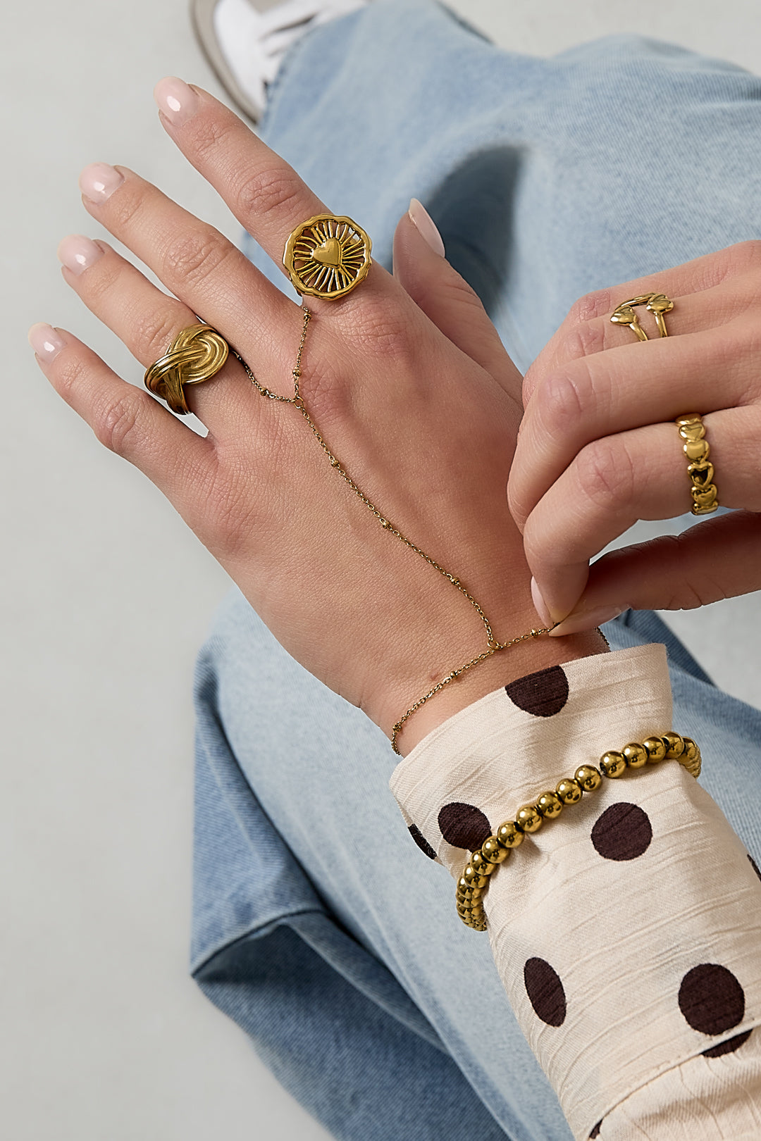 Hand chain with bead details - goud - gedragen op de hand van een model