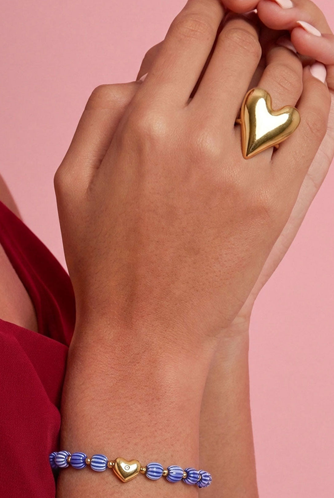 Statement ring met groot hart - goud - gedragen om de vinger van een model
