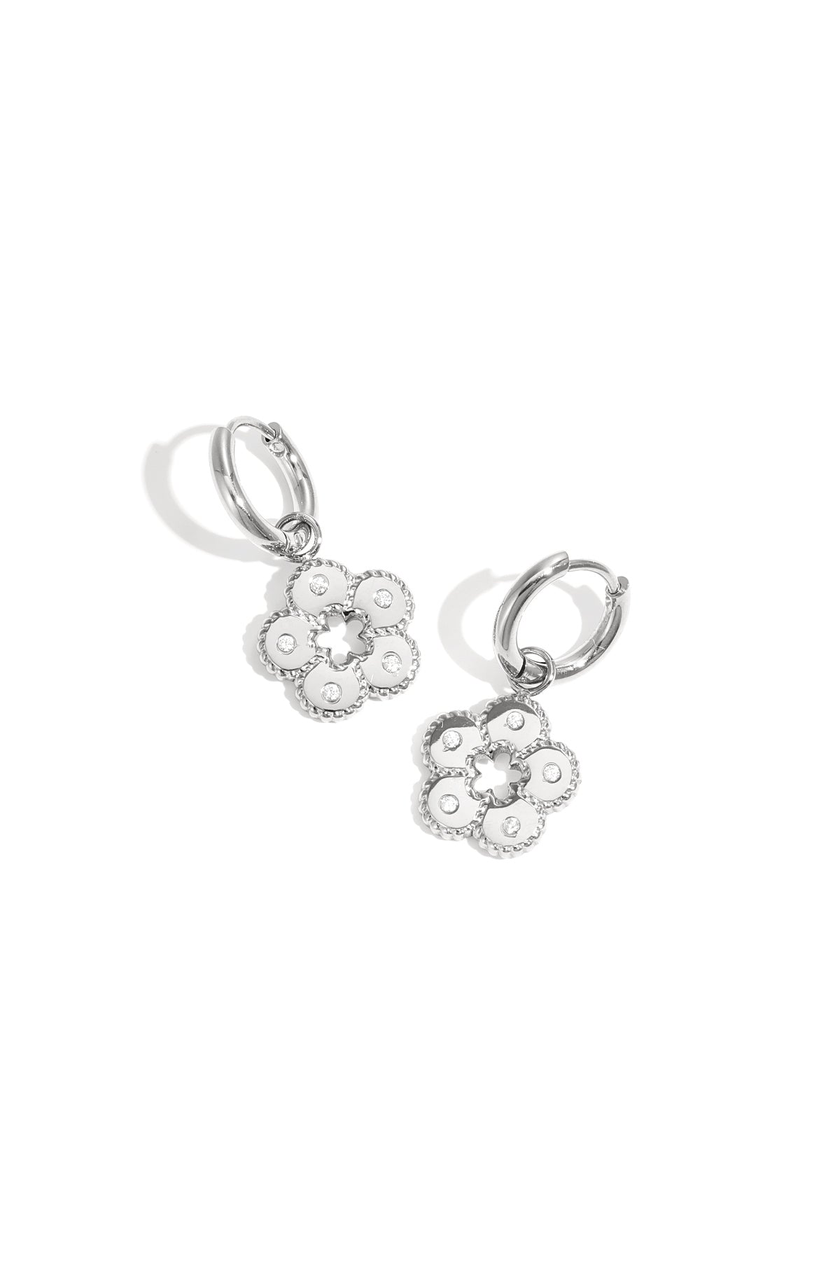 Oorbellen met steentjes in bloemvorm - zilver