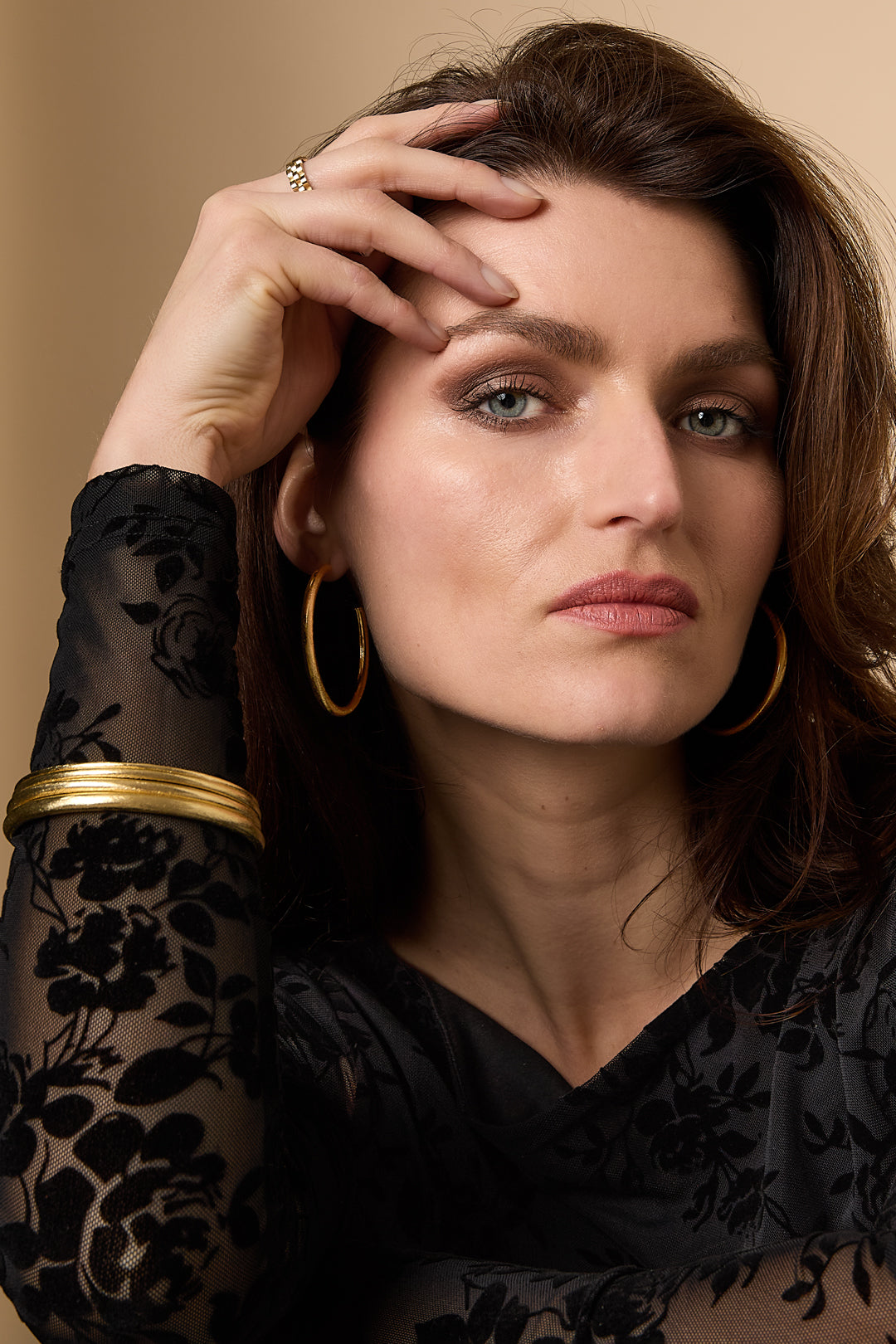 Eenvoudige ronde armbanden – Dagelijks draagbare serie - 5 mm - goud - gedragen om de arm van een model