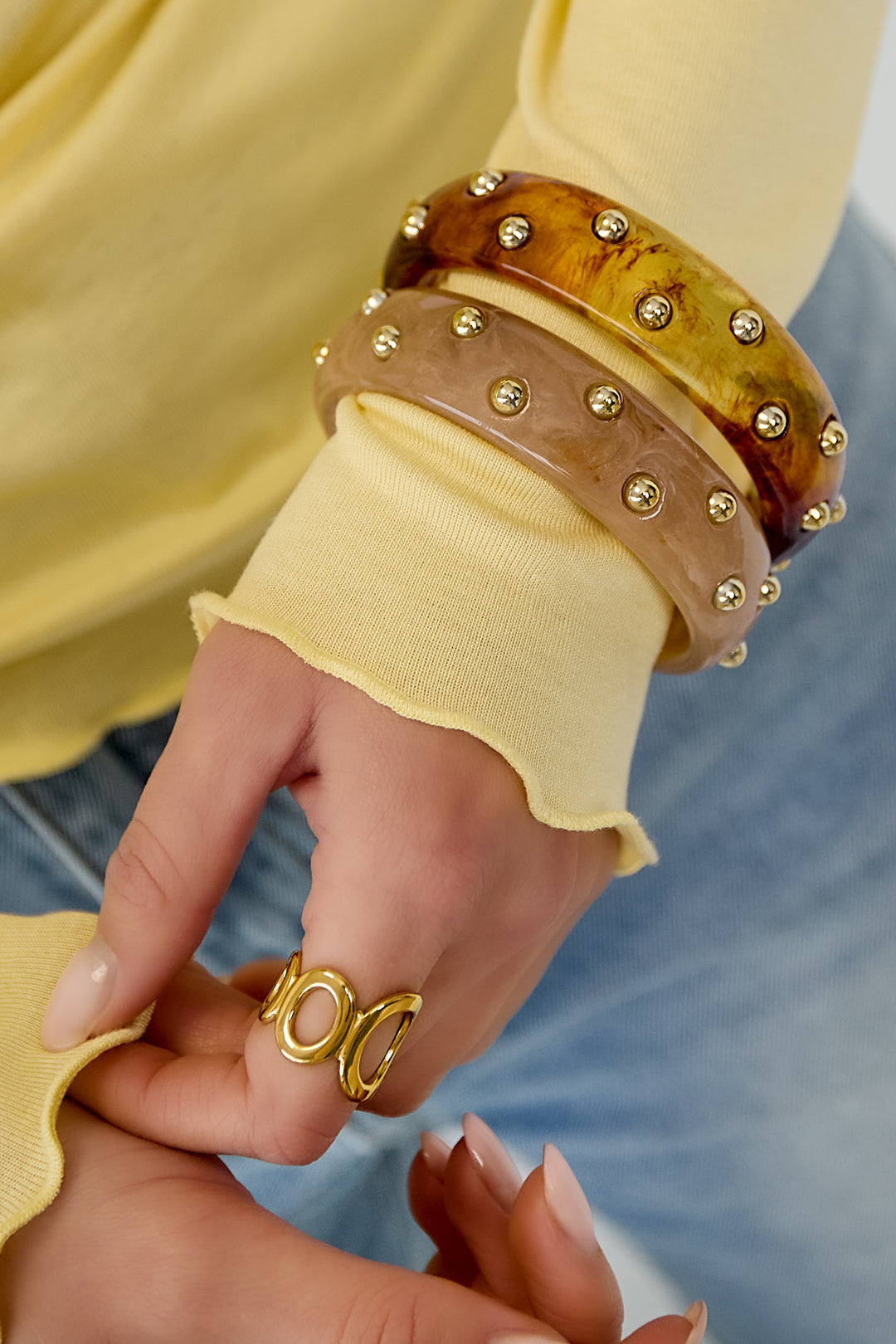 Armbanden met gestippeld detail - bruin en lichtbruin gedragen om de arm van een model