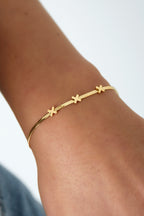 triple x amsterdam armband - goud gedragen om arm van model
